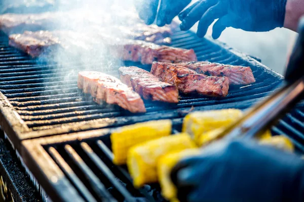 Főzés Grill Fish Kesztyűs Kézzel Viszont Darab Halat Grill — Stock Fotó