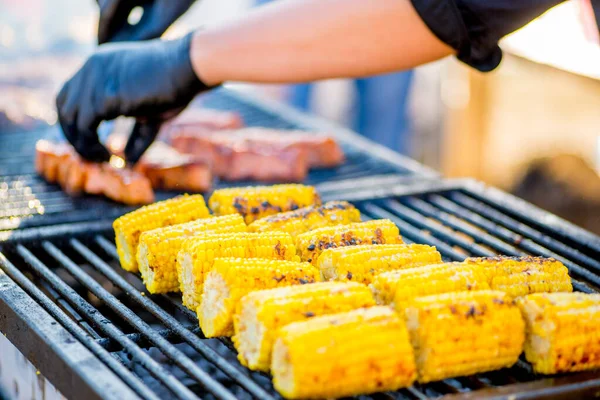 Bbq Cook Gloves Fry Corn Open Barbecue Fire — Stock Photo, Image