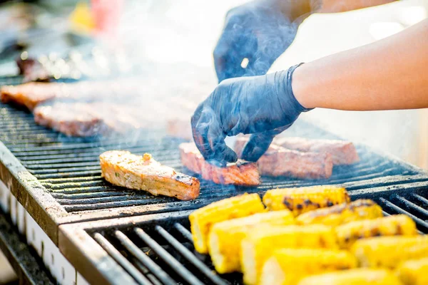 Cozinhar Churrasco Fish Glove Mãos Virar Pedaços Peixe Grelha — Fotografia de Stock