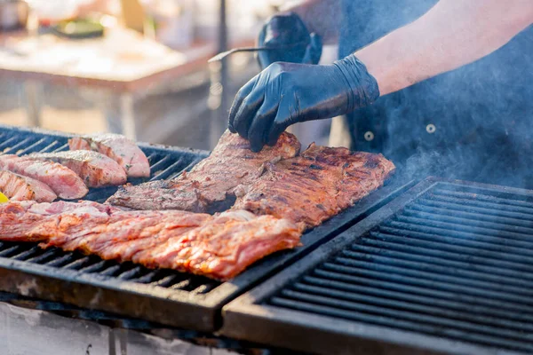 Grillbordák Kesztyűs Kezek Megelőzik Sült Bordákat Grillen — Stock Fotó