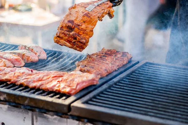 Grillbordák Kesztyűs Kezek Megelőzik Sült Bordákat Grillen — Stock Fotó