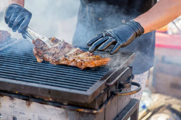 Grillbordák Kesztyűs Kezek Megelőzik Sült Bordákat Grillen — Stock Fotó