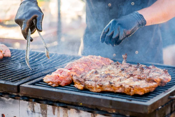 Bbq Ribbetjes Handen Handschoenen Halen Gebakken Ribben Grill — Stockfoto