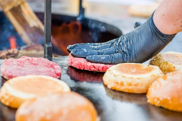 Cozinhar Mãos Luvas Grelhar Hambúrguer Rissóis Carne Grelha Abrir Fogo — Fotografia de Stock