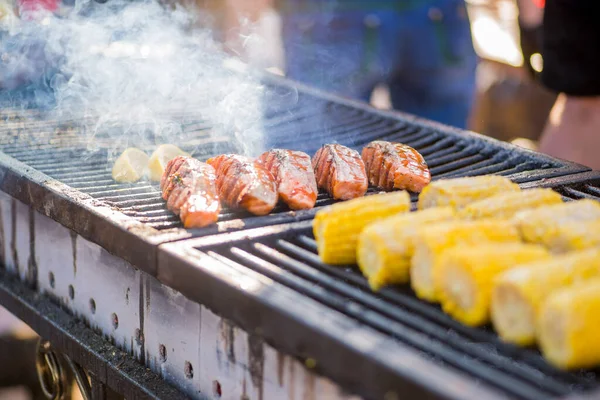 Grillezett Hal Kukorica Füst Nyitott Tűz Borítja Élelmiszer — Stock Fotó