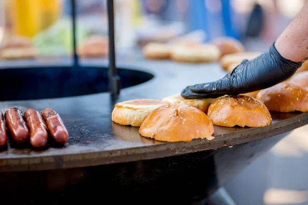 Eldivenli pişirme ızgara burger ekmeği.