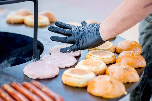 Gotować Ręce Rękawiczki Grill Burger Bułki Kiełbasy — Zdjęcie stockowe