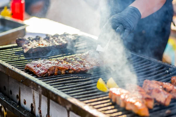 Grillezés Közben Grillezett Bordák Kesztyűs Kézzel — Stock Fotó