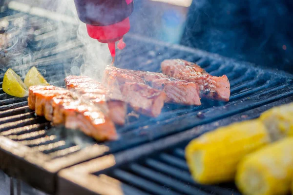 Cocinar Pescado Barbacoa Vierta Sobre Los Trozos Salsa Pescado Parrilla —  Fotos de Stock