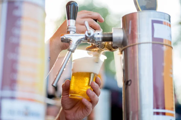 Cerveja Vaza Copo Uma Torneira Barman Derrama Cerveja Copo Plástico — Fotografia de Stock