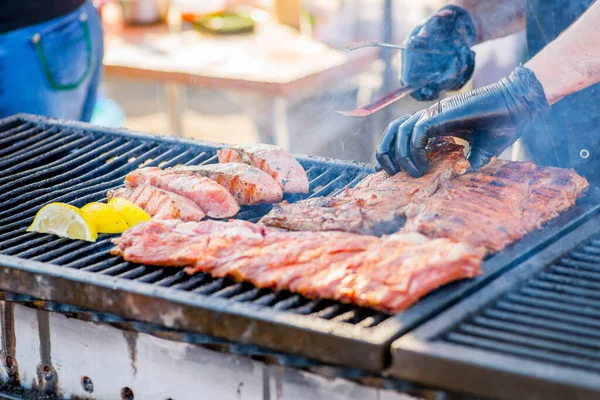 Grillbordák Kesztyűs Kezek Megelőzik Sült Bordákat Grillen — Stock Fotó