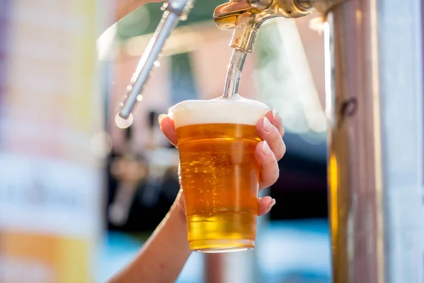 Cerveja Vaza Copo Uma Torneira Barman Derrama Cerveja Copo Plástico — Fotografia de Stock