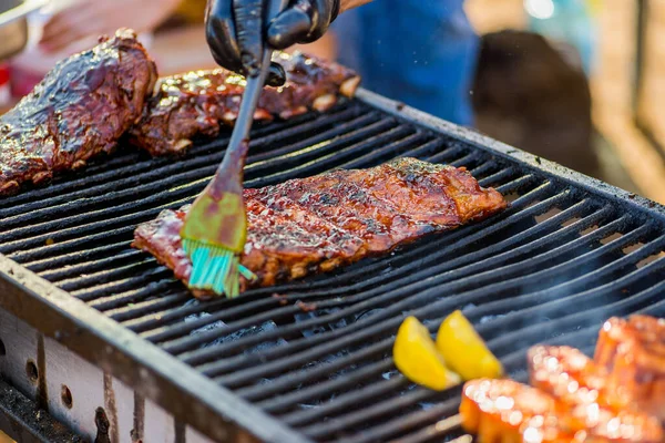 Grillezés Közben Szósszal Bekent Bbq Bordák — Stock Fotó