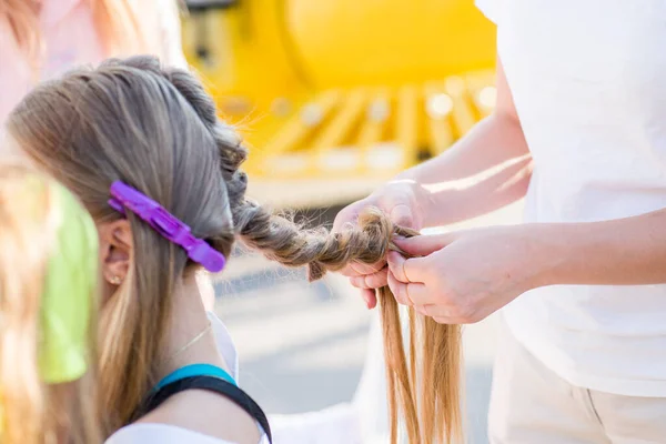 Trenzado Trenzas Cabello Largo Peluquería Haciendo Peinado Salón — Foto de Stock