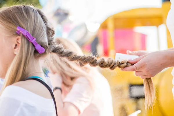 Trenzado Trenzas Cabello Largo Peluquería Haciendo Peinado Salón — Foto de Stock