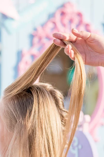 Trenzado Trenzas Cabello Largo Peluquería Haciendo Peinado Salón — Foto de Stock