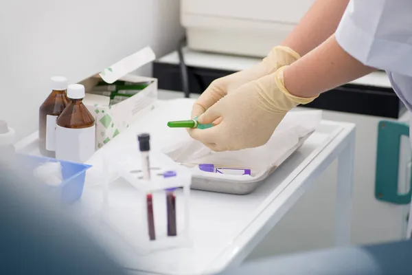 Laboratorní Asistent Rukavicích Připravuje Pro Odběr Vzorků Krve Pozadí Krevních — Stock fotografie