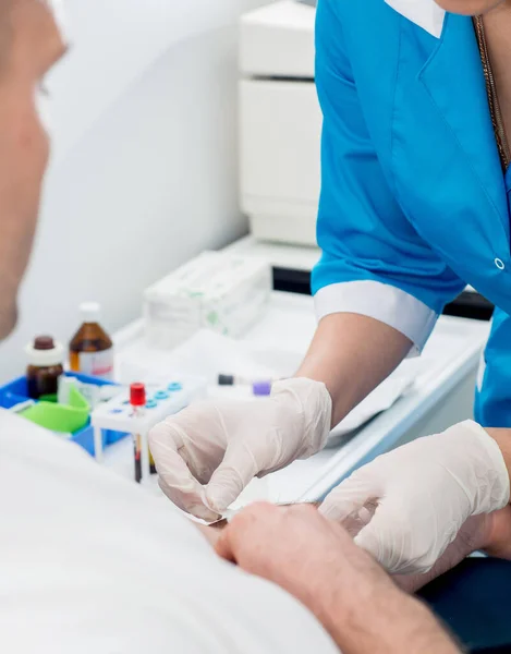 Sjuksköterskan Vaccinerar Patienten Blodprov Från Ven Ett Medicinskt Laboratorium — Stockfoto