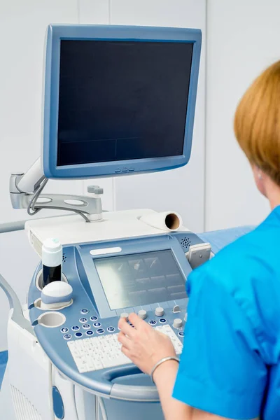 Escáner Ultrasonido Médico Cerca Médico Hace Diagnóstico Por Ultrasonido —  Fotos de Stock