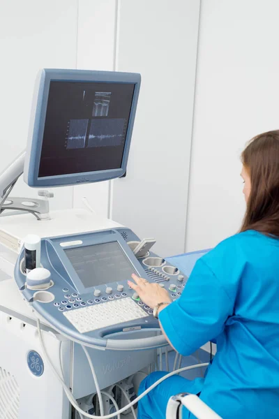 Escáner Ultrasonido Médico Cerca Médico Hace Diagnóstico Por Ultrasonido —  Fotos de Stock