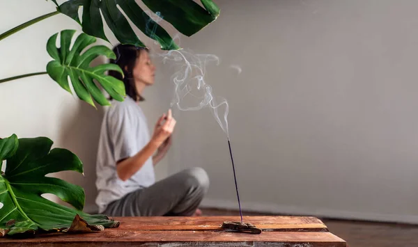 White Female Medita Uma Sala Com Pedaço Incenso Fumando Conceito — Fotografia de Stock