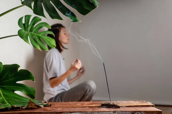 White Female Medita Uma Sala Com Pedaço Incenso Fumando Conceito — Fotografia de Stock