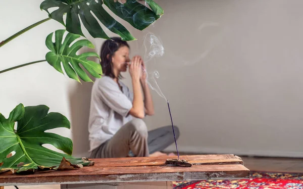 White Female Medita Uma Sala Com Pedaço Incenso Fumando Conceito — Fotografia de Stock