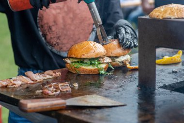 Şef hazır hamburgerini hazırlar.