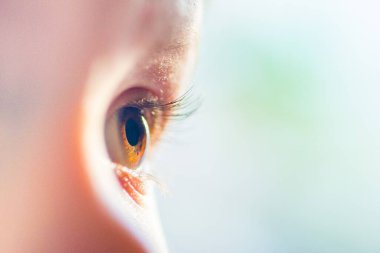 Koyu kahverengi insan gözleri. Yan görünüm