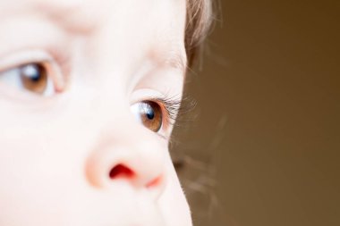 bebek koyu kahverengi gözleri yakın plan. Yan görünüm