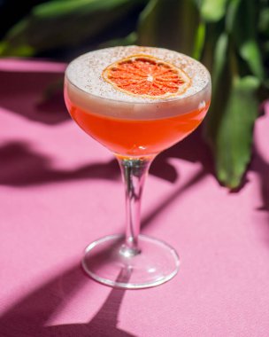 Arka planda tropik bir karışım, güneşten gelen gölgeler. Pembe arkaplan