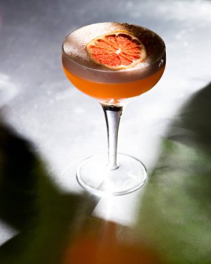 Yeşil arka planda sarı tropikal kokteyl