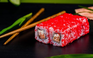 Japon suşisi ve siyah bir arka planda rulo