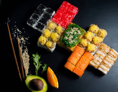 Japon suşisi ve siyah bir arka planda rulo