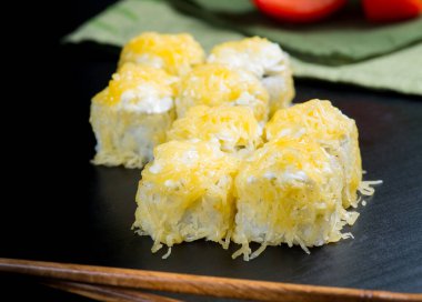 Japon suşisi ve siyah bir arka planda rulo