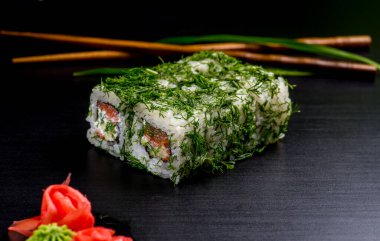 Japon suşisi ve siyah bir arka planda rulo