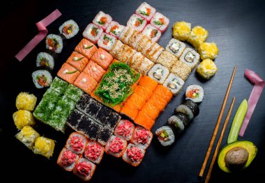 Japon suşisi ve siyah bir arka planda rulo