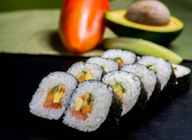 Japon suşisi ve siyah bir arka planda rulo