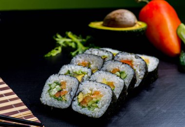 Japon suşisi ve siyah bir arka planda rulo