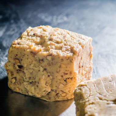 Fındıklı, tohumlu ve bademli hamur. Fındıklı tatlı şeker.