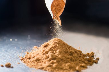 Sarı toz bir yığın haline gelir. Fırın kavramı