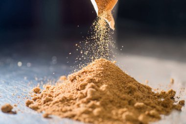 Sarı toz bir yığın haline gelir. Fırın kavramı