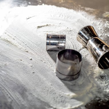 Arkaplanda serpiştirilmiş un hamuru şekilleri. Mesaj için yer. Fırın kavramı