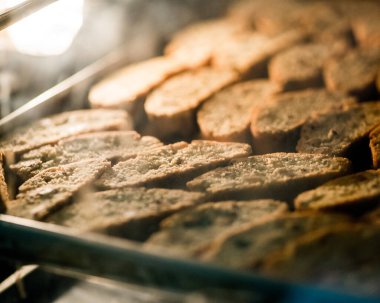 Bademli bisküvi fırında pişirilir. Cantucci fırında.