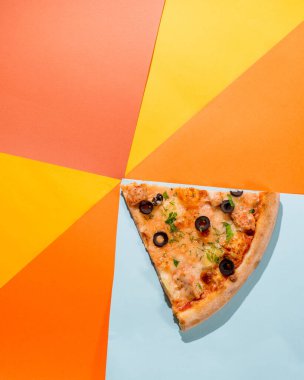 Renkli bir arka planda pizza dilimi üçgeni. Pizzacılar için kavram