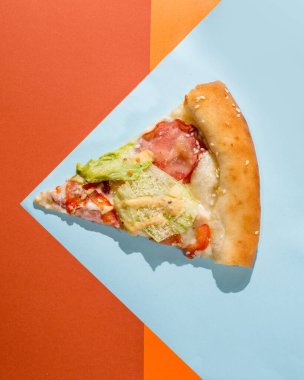 Renkli bir arka planda pizza dilimi üçgeni. Pizzacılar için kavram