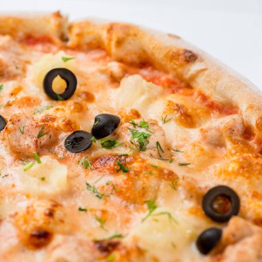 Beyaz arka planda bütün pizza yakın plan çekimleri