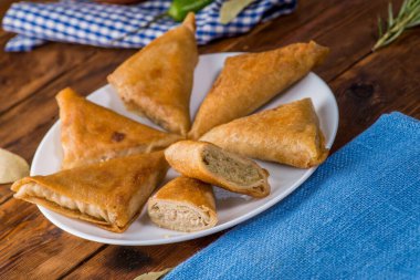 Süslü bir masaya doldurulmuş gözlemeler.