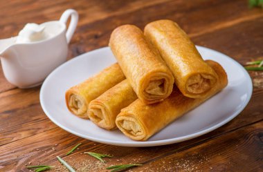 Süslü bir masaya doldurulmuş gözlemeler.