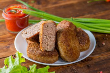 Pirzola arka planda yarıya bölünmüş.